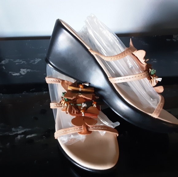 LEATHER WEDGE SANDALS  8 - Picture 3 of 4